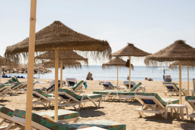 Playa con sombrillas de paja en la costa de Benalmádena