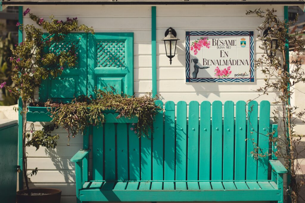 Banco de azulejos con el cartel Bésame en Benalmádena